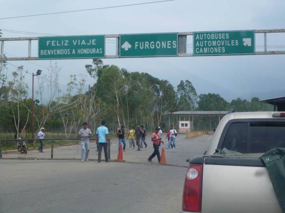 Passando pela fronteira entre Guatemala e Honduras, perto de Puerto Cortés
